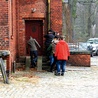 ▲	Brytyjska ekipa filmowa wchodzi do budynku stacji kolejowej w Jełowej.