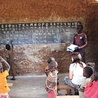 ▲	Lekcja w jednej ze szkół w misji Amakuriat (Monika Jamer – z lewej, w pierwszej ławce).