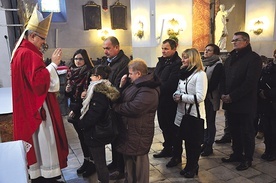 ▲	Po Mszy św. biskup udzielił każdemu z obecnych błogosławieństwa.