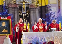 Mszy św. przewodniczył abp Wacław Depo. Koncelebrowali ks. kan. Zbigniew Tuchowski, proboszcz (z prawej), i ks. prał. Albert Warso.