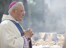 Abp Hoser ma malarię. Pozostaje w szpitalu