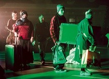 ▲	Imigranci w drodze przed żłóbek, obok którego rozbiją namiot.