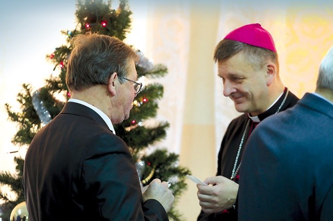 Bp Roman Pindel i prezes Piotr Ryszka podczas bielskiej wigilii dla bezdomnych.