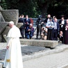 Papież Franciszek przy pomniku pomordowanych w KL Auschwitz-Birkenau