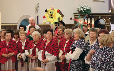 Widzów zachwyciły tradycyjne kolędy  i dzieła plastyczne seniorów 