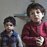 ▲	Dzieci z wioski k. Aleppo, sieroty po matce, która zginęła w bombardowaniu,  żyją w Jordanii dzięki pomocy Caritas.