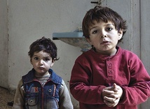 ▲	Dzieci z wioski k. Aleppo, sieroty po matce, która zginęła w bombardowaniu,  żyją w Jordanii dzięki pomocy Caritas.