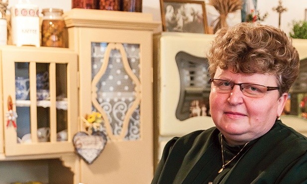 Teresa Szymońska ze swoim skórzanym tornistrem i szkolnym zeszytem. Taki zestaw to epokowa rewolucja, która wyparła używane wcześniej „tabulki” z rysikami.