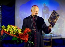 Bp Adam Odzimek otrzymał fotokronikę wspólnych spotkań świątecznych z poprzednich lat w ZSB