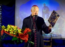 Bp Adam Odzimek otrzymał fotokronikę wspólnych spotkań świątecznych z poprzednich lat w ZSB