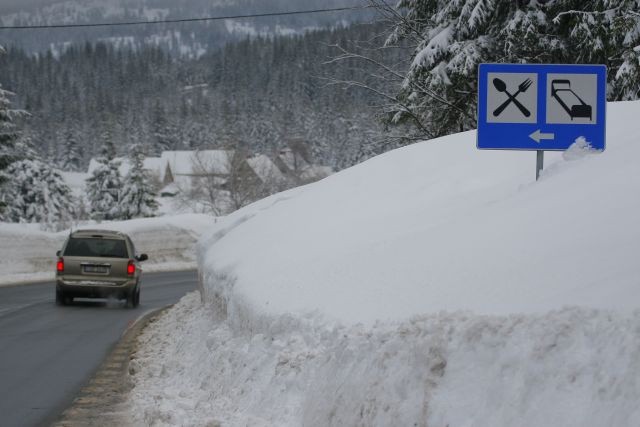 Śnieg, wiatr i deszcz. Niebezpiecznie na drogach