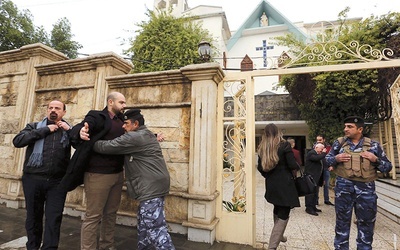 Iraccy chrześcijanie przed wejściem na Mszę św. w Boże Narodzenie. 
25.12.2006. Irak. Bagdad