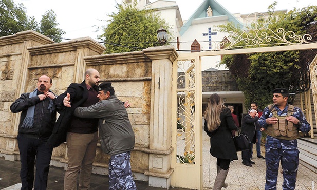 Iraccy chrześcijanie przed wejściem na Mszę św. w Boże Narodzenie. 
25.12.2006. Irak. Bagdad