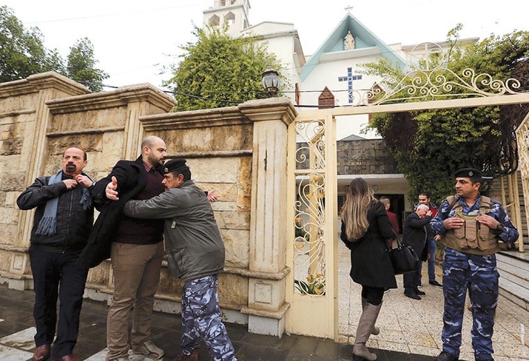 Iraccy chrześcijanie przed wejściem na Mszę św. w Boże Narodzenie. 
25.12.2006. Irak. Bagdad