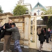 Iraccy chrześcijanie przed wejściem na Mszę św. w Boże Narodzenie. 
25.12.2006. Irak. Bagdad