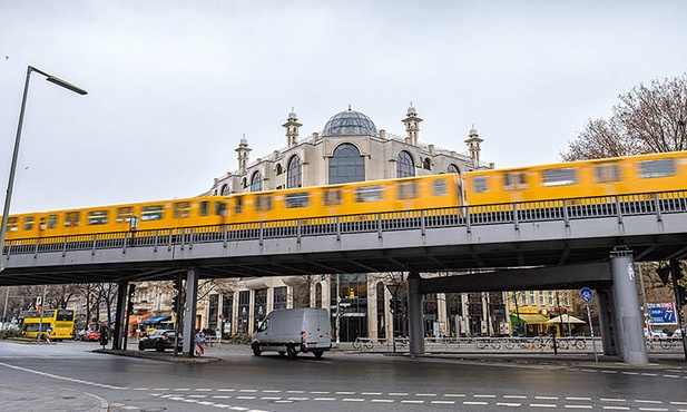 W berlińskiej dzielnicy Kreuzberg od 2013 r. obowiązuje zakaz eksponowania chrześcijańskich symboli religijnych w przestrzeni publicznej. Dominuje tu ogromny meczet  Umar-Ibn-Al-Khattab.