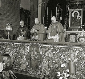 Abp Antoni Baraniak (pierwszy z lewej) podczas uroczystej sesji Episkopatu Polski we wrocławskiej katedrze w 1970 r.