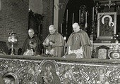 Abp Antoni Baraniak (pierwszy z lewej) podczas uroczystej sesji Episkopatu Polski we wrocławskiej katedrze w 1970 r.