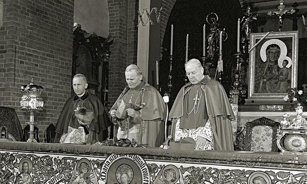 Abp Antoni Baraniak (pierwszy z lewej) podczas uroczystej sesji Episkopatu Polski we wrocławskiej katedrze w 1970 r.