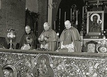 Abp Antoni Baraniak (pierwszy z lewej) podczas uroczystej sesji Episkopatu Polski we wrocławskiej katedrze w 1970 r.