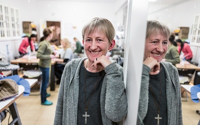 Siostra Urszula Głowacka prowadzi w Markach Centrum Integracji Społecznej. Jej dorośli wychowankowie mogą tu pracować i zarabiać na swoje utrzymanie.
