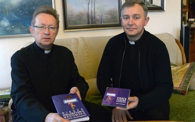 Książkę polecają redaktorzy - ks. Jacek Kucharski (z lewej) i ks. Leszek Domagała