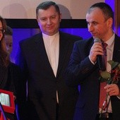 Wyróżnienie dla Szkolnego Koła Caritas trafiło do dyrektora szkoły Tomasz Szydło oraz opiekunki koła Katarzyny Pryputniewicz