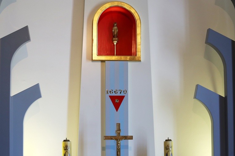 Obozowa figurka Matki Bożej w kaplicy kościoła w Harmężach