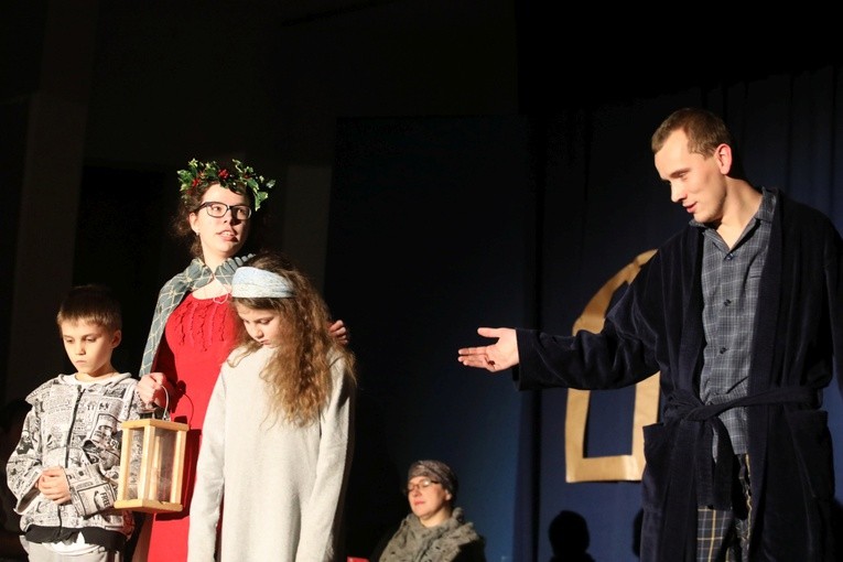 Na scenie wraz z ks. Pawłem Wawakiem i dk. Kamilem Jurkiem stanęła spora grupa aktorów: młodzieży i dorosłych