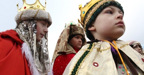 1545 królów, 700 tysięcy koron. Orszaki przemierzają miasta
