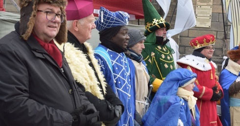 Wraz z bp. Ignacym szli trzej królowie, bp Waldemar Pytel i Beata Moskal-Słaniewska, prezydent Świdnicy