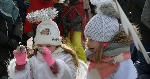 Zdumione aniołki też czuły siarczysty mróz