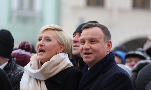 Prezydent Andrzej Duda z małżonką zaśpiewali kolędy na cieszyńskim rynku