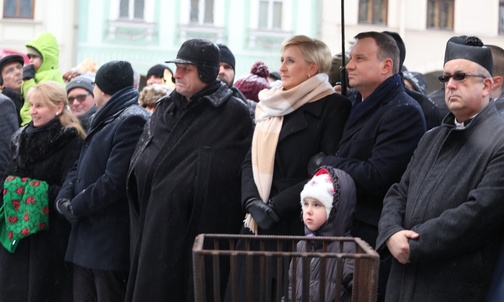 Uczestnicy Orszaku podczas jasełkowego widowiska