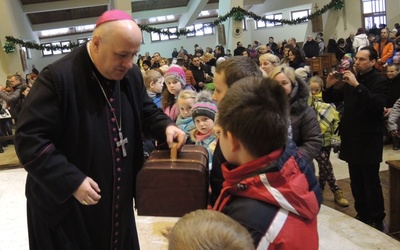 Bp Piotr Greger wręczył kuferki z niespodziankami młodym "Odkrywcom skarbów"