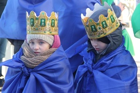 Przy tak mroźnej pogodzie obok korony ważne było ciepłe ubranie