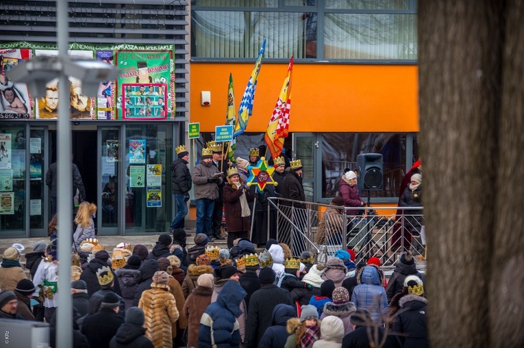 Orszak w Nowej Debie 