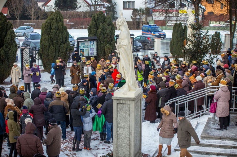 Orszak w Nowej Debie 