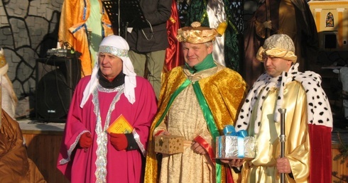 Królowie prowadzili do stajenki także we Włosienicy