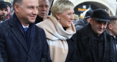 W orszaku podążyli na rynek także prezydent Duda, jego żona i bp Roman Pindel