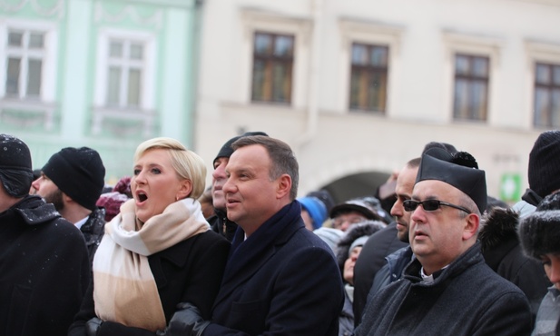 Para prezydencka na rynku dołączyła do śpiewających Dzieciątku kolędy