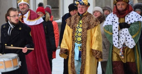 Królowie z bębniarzami prowadzą orszak