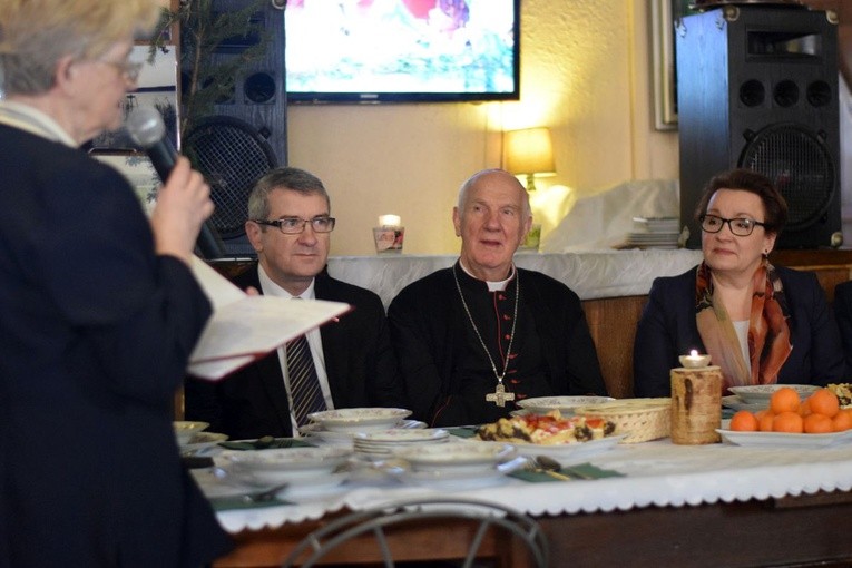 Pani Edwarda Mikuła przywitała zaproszonych gości dziękując za lata wsparcia.