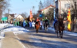 Królewski korowód prowadzili heroldowie na koniach, z charakterystycznymi chorągwiami Orszaku Trzech Króli