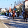 Królewski korowód prowadzili heroldowie na koniach, z charakterystycznymi chorągwiami Orszaku Trzech Króli