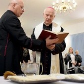 bp Ignacy Dec poświęcił opłatki, a następnie podzielił się nimi z zebranymi