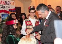 Ambasador Edgar Ghazaryan otwiera wystawę w dominikańskim klasztorze – tuż obok Skweru Ormiańskiego, na którym stoi Chaczkar – ormiański krzyż.