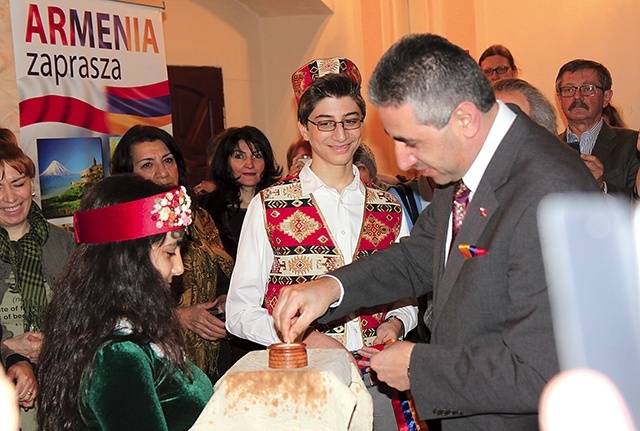 Ambasador Edgar Ghazaryan otwiera wystawę w dominikańskim klasztorze – tuż obok Skweru Ormiańskiego, na którym stoi Chaczkar – ormiański krzyż.