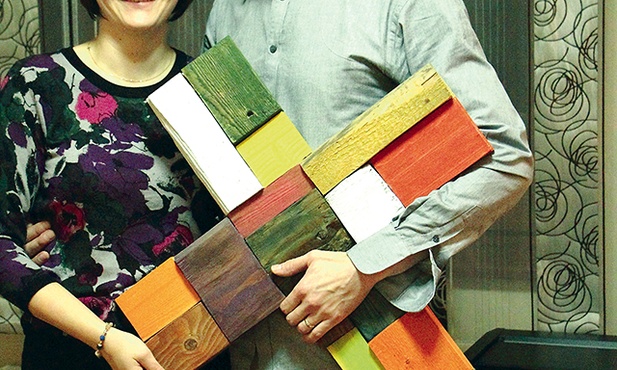 – Ekumeniczną jedność bardziej budujemy, niż o niej mówimy – przekonują Patrycja i Rafał. Na zdjęciu z krzyżem, który zrobili wspólnie z dziećmi, i który zdobi ich jadalnię.