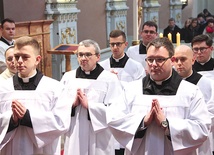 ▲	Przed kandydatami rozpoczął się teraz bezpośredni okres przygotowania do przyjęcia święceń diakonatu. 